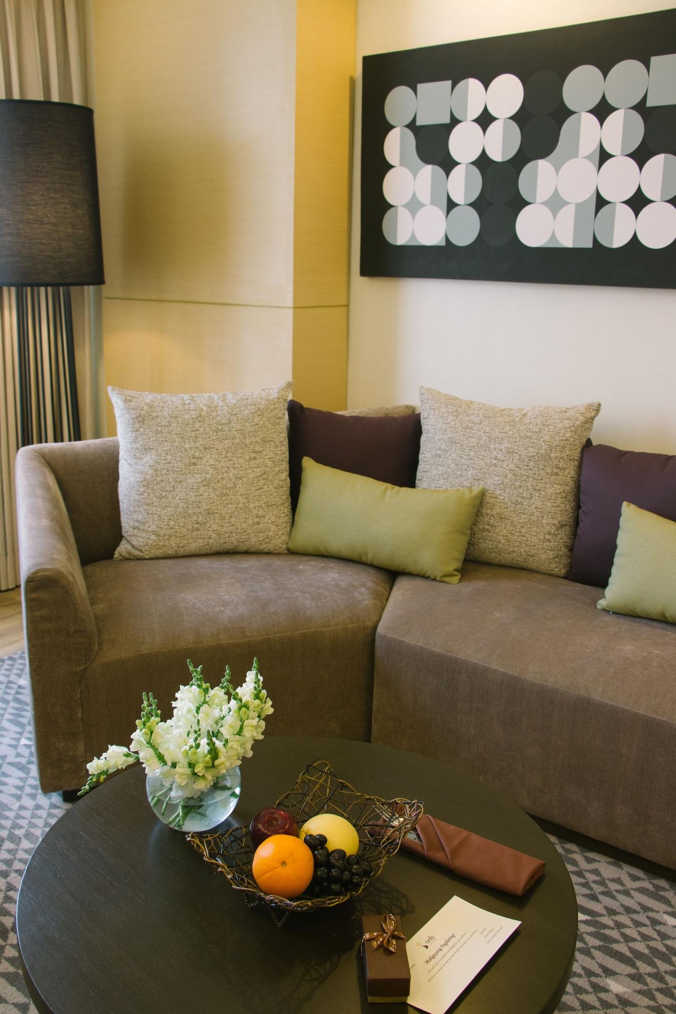 Seda Vertis North Quezon City Bagian luar foto A sofa with cushions