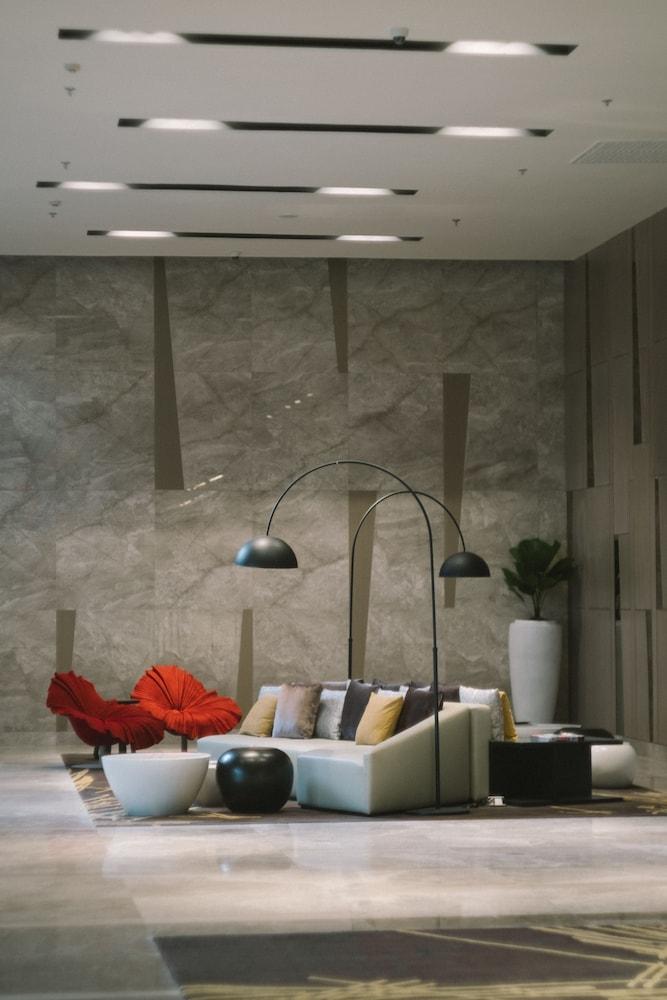 Seda Vertis North Quezon City Bagian luar foto A three-armed floor lamp