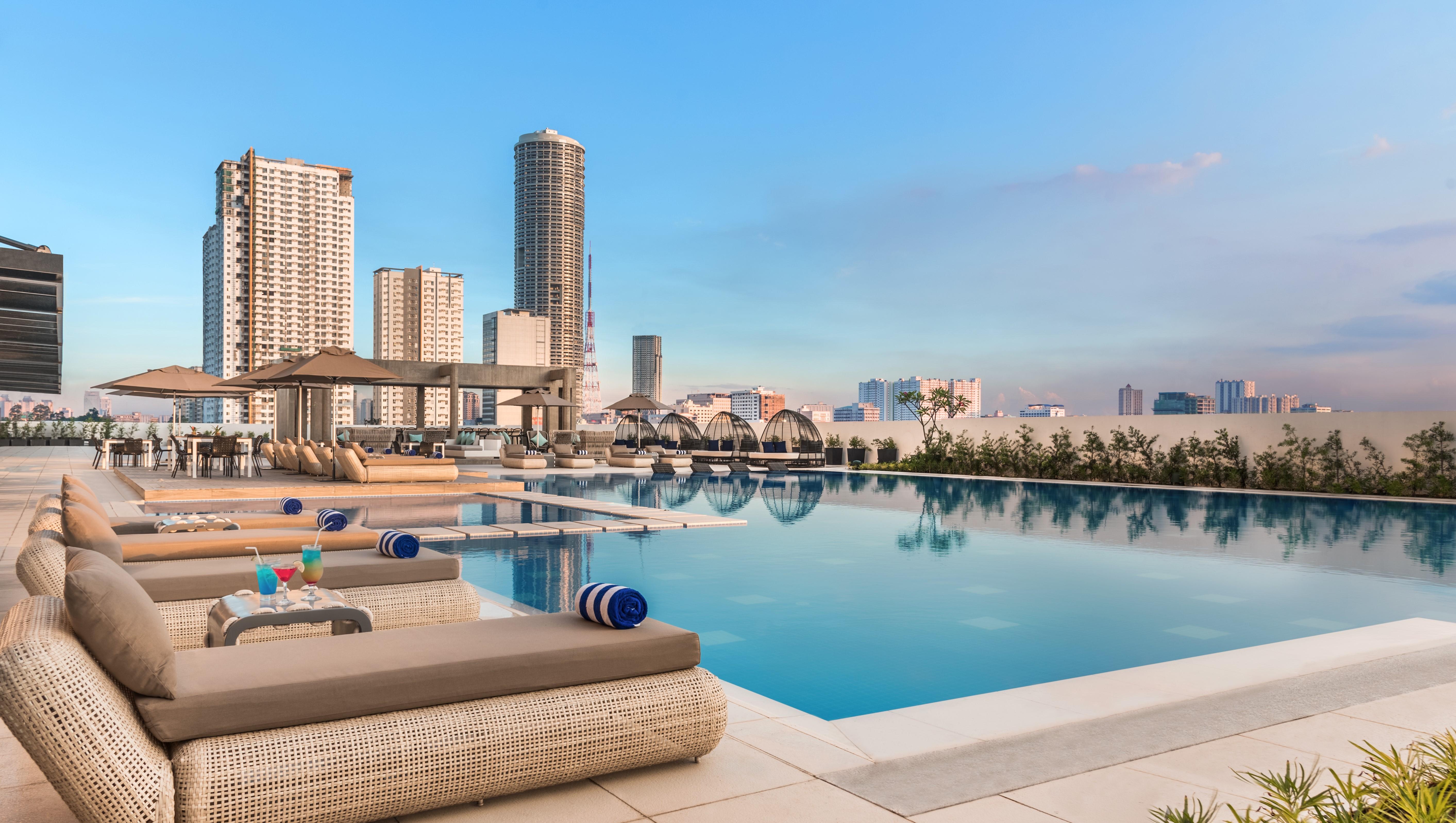 Seda Vertis North Quezon City Bagian luar foto The Infinity Pool at the 10th floor of the hotel