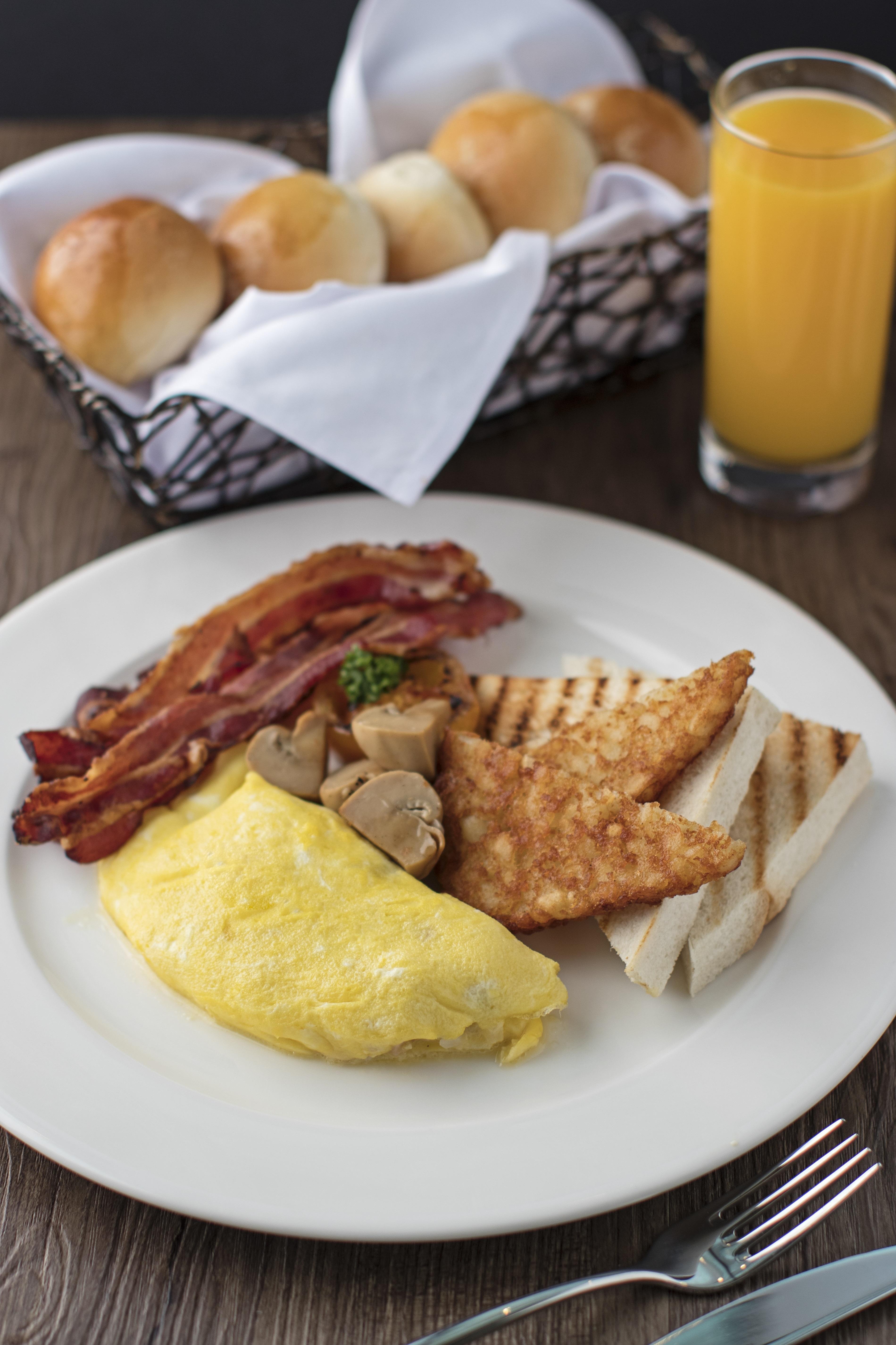Seda Vertis North Quezon City Bagian luar foto A breakfast plate with bacon, eggs, and toast