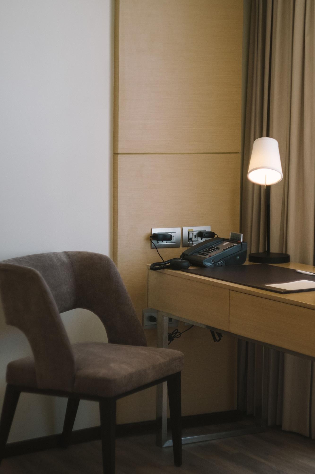 Seda Vertis North Quezon City Bagian luar foto A hotel room telephone