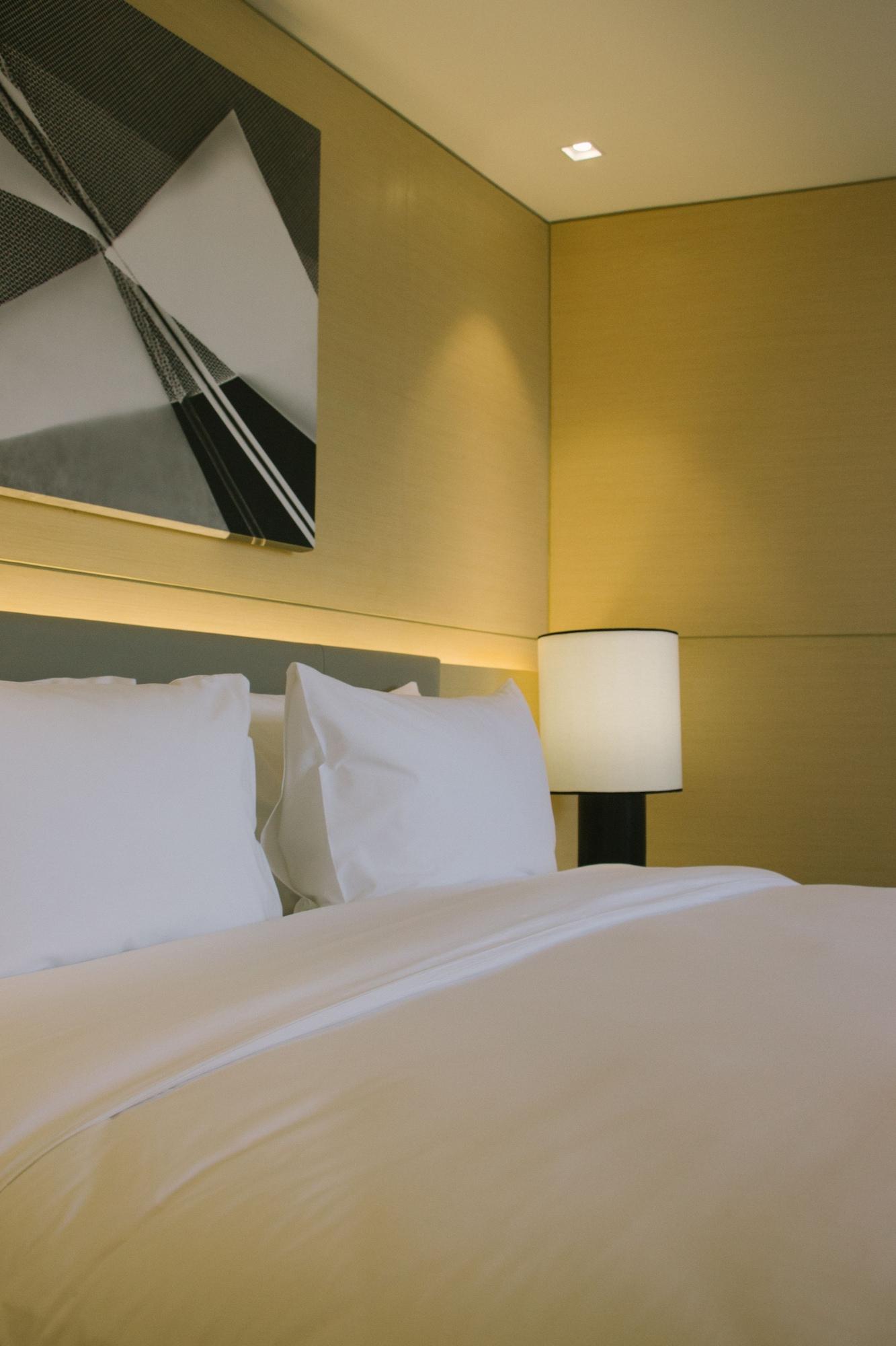 Seda Vertis North Quezon City Bagian luar foto A bed with two pillows