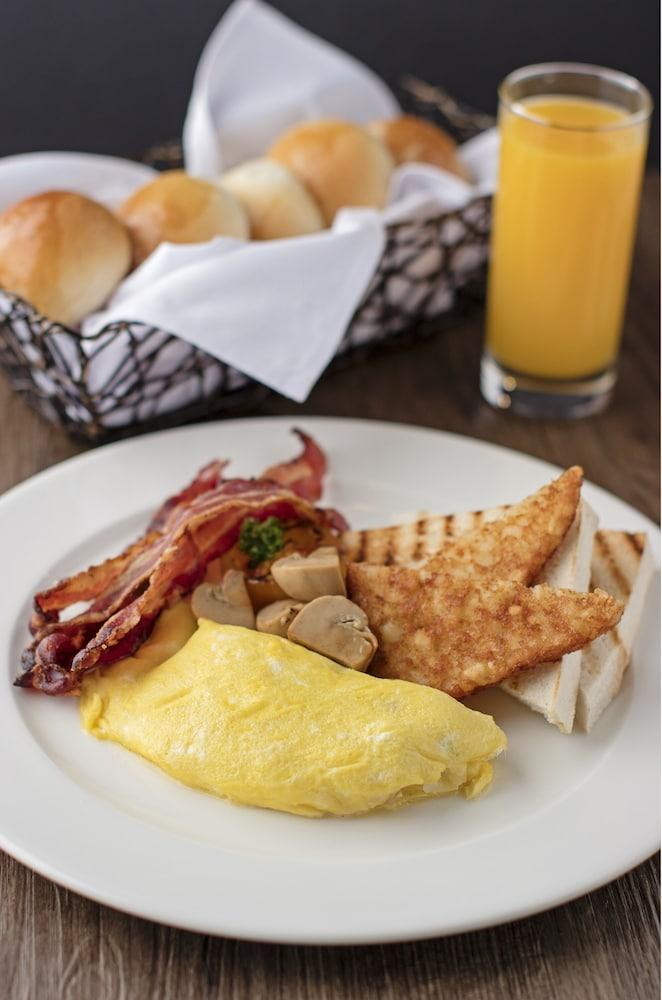 Seda Vertis North Quezon City Bagian luar foto Bacon and eggs