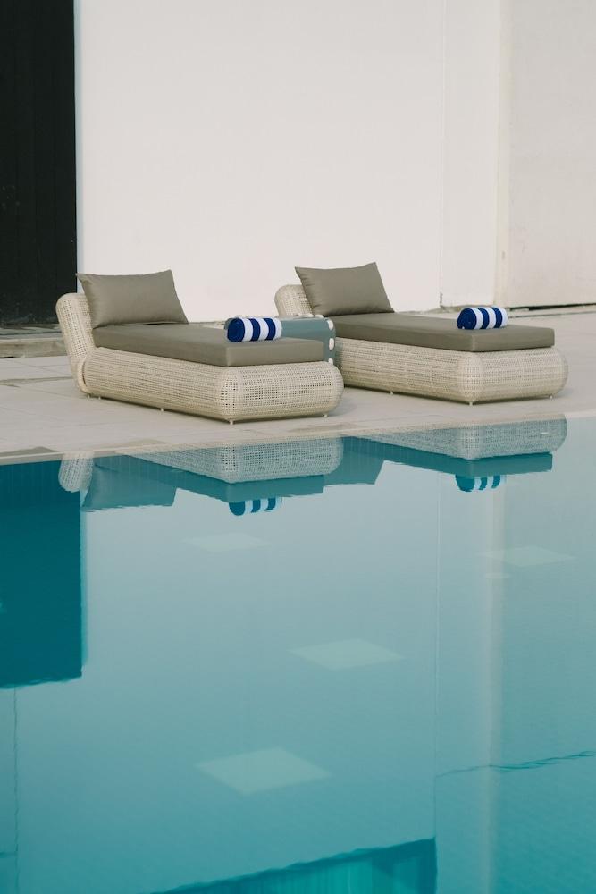 Seda Vertis North Quezon City Bagian luar foto Pool furniture