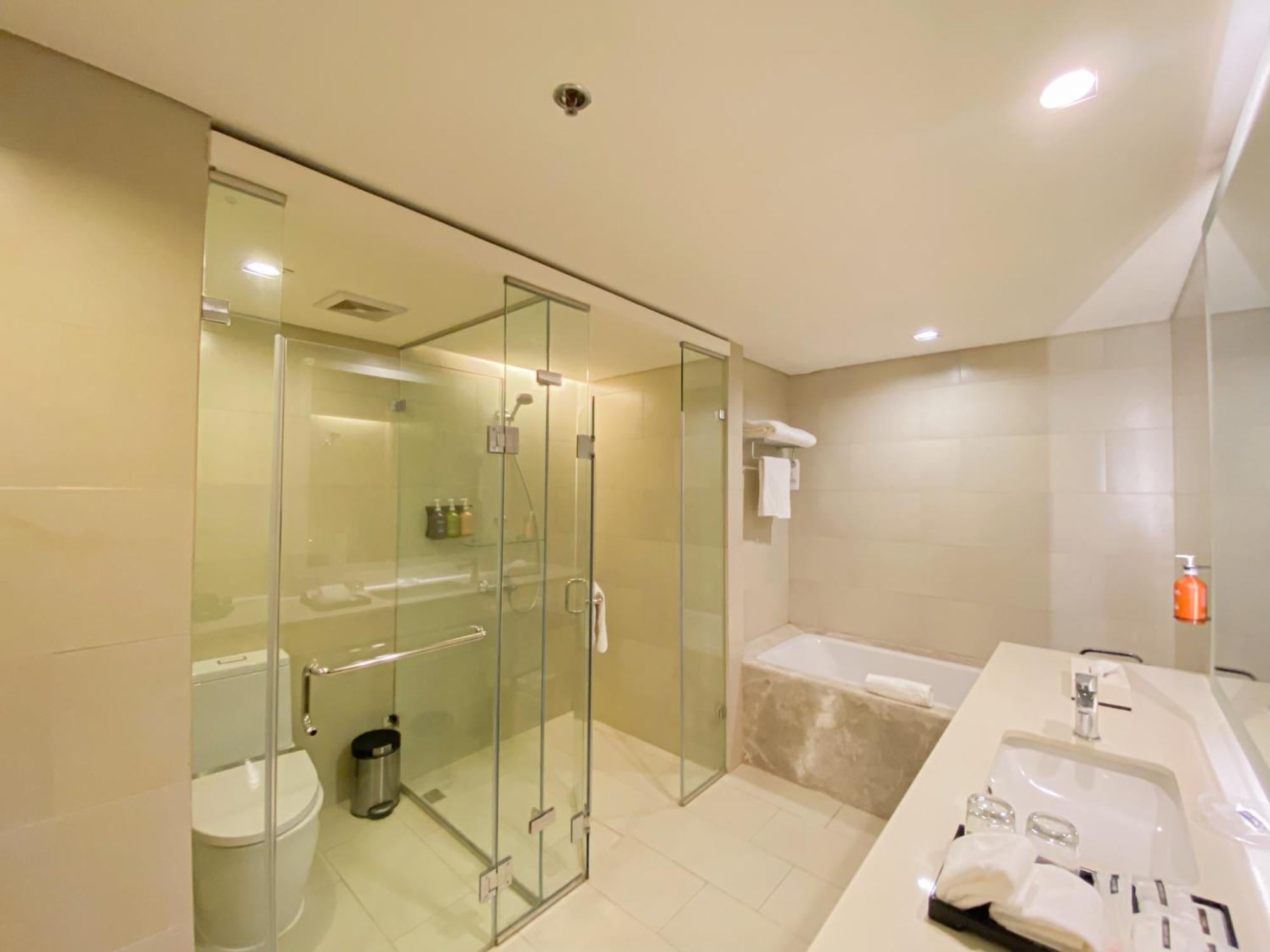 Seda Vertis North Quezon City Bagian luar foto A bathroom in a hotel