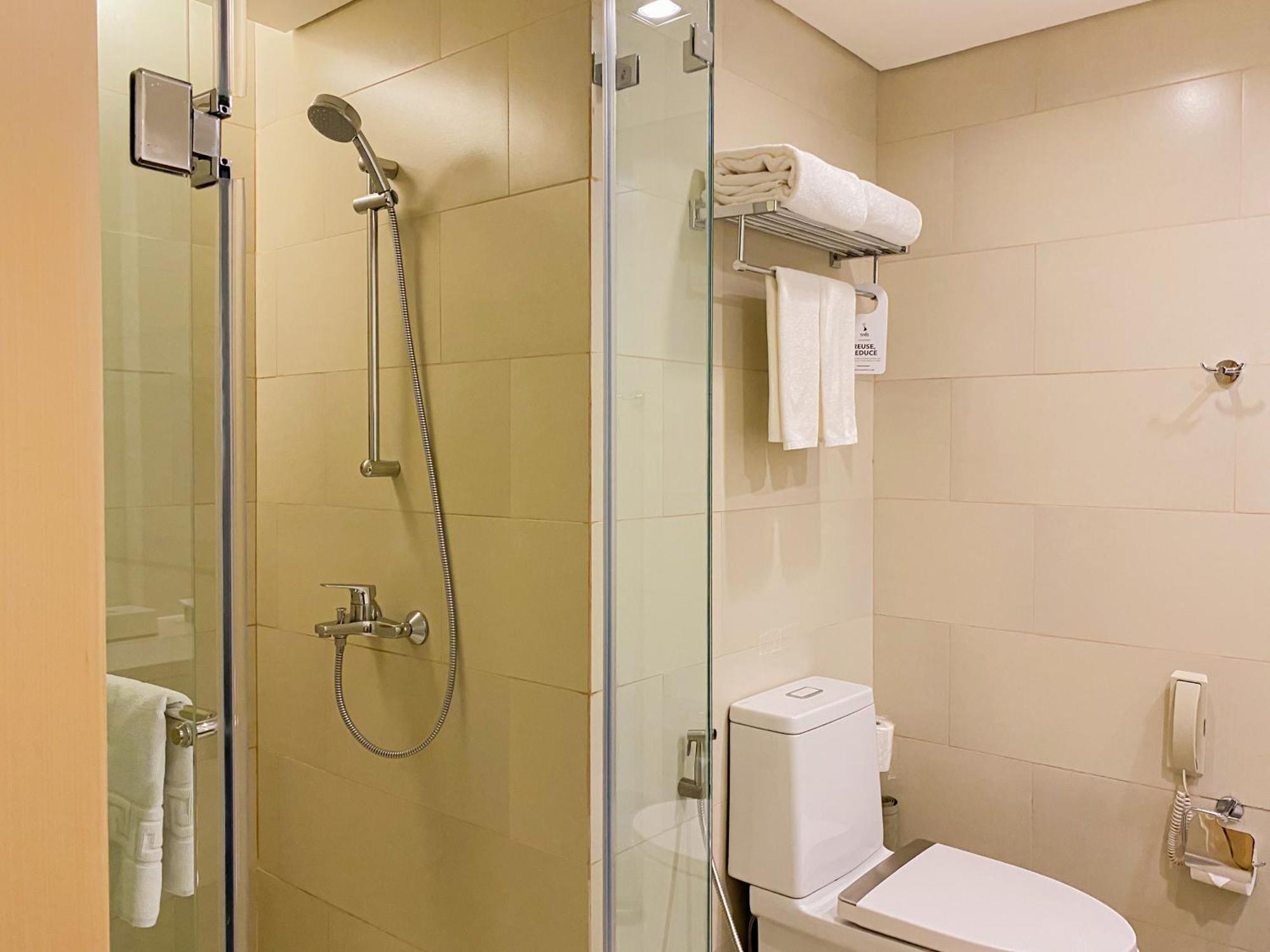 Seda Vertis North Quezon City Bagian luar foto A shower cubicle with a sliding door