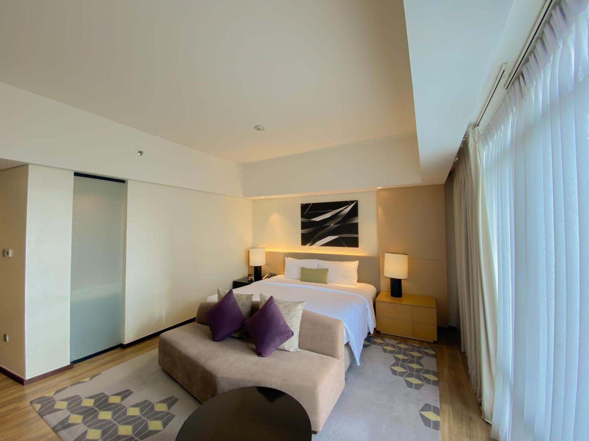 Seda Vertis North Quezon City Bagian luar foto Deluxe Suite bedroom