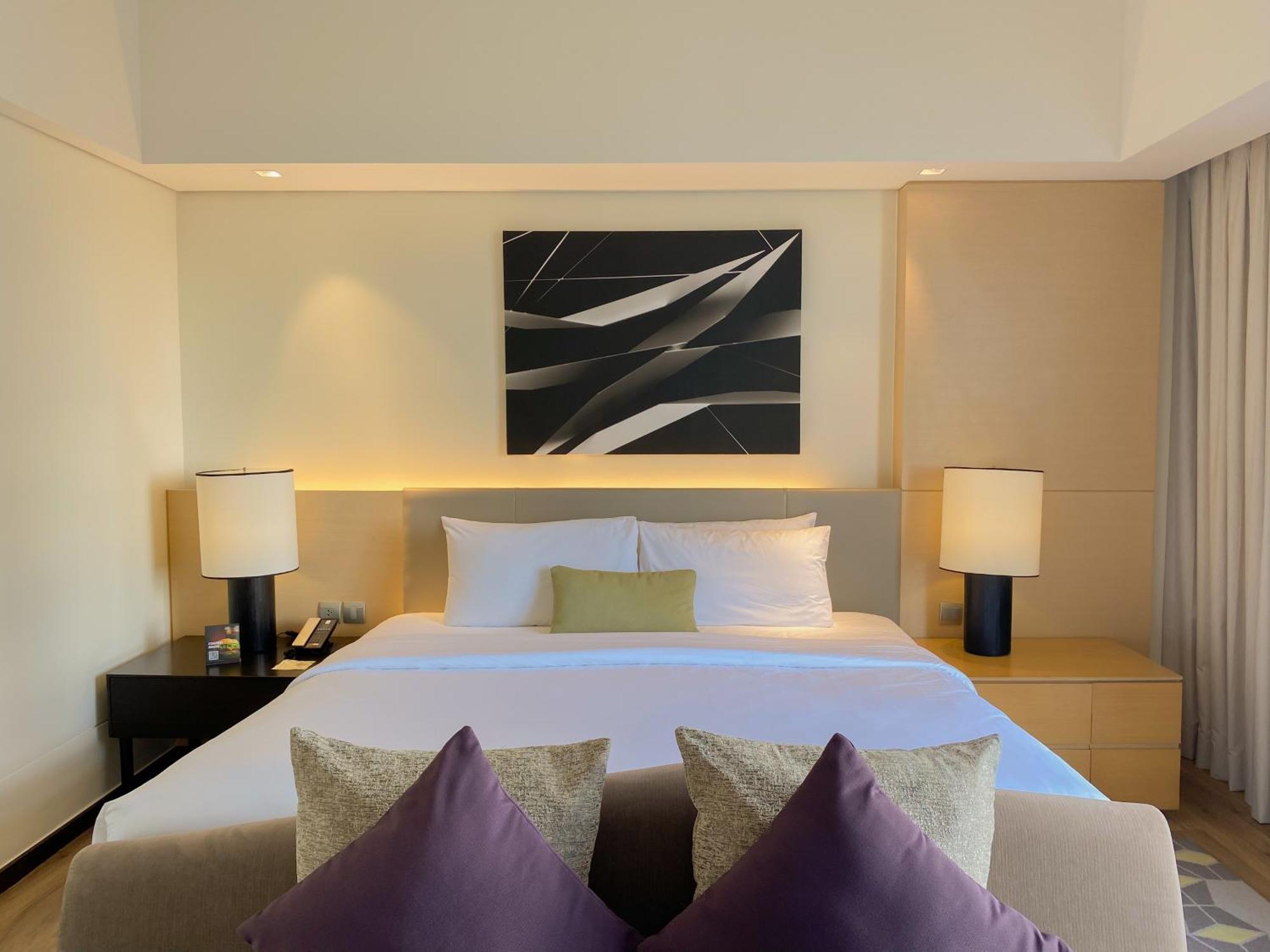 Seda Vertis North Quezon City Bagian luar foto A bedroom at the hotel