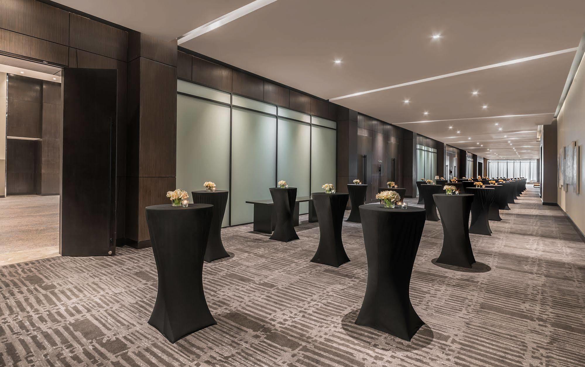 Seda Vertis North Quezon City Bagian luar foto The Westin Mumbai International Airport